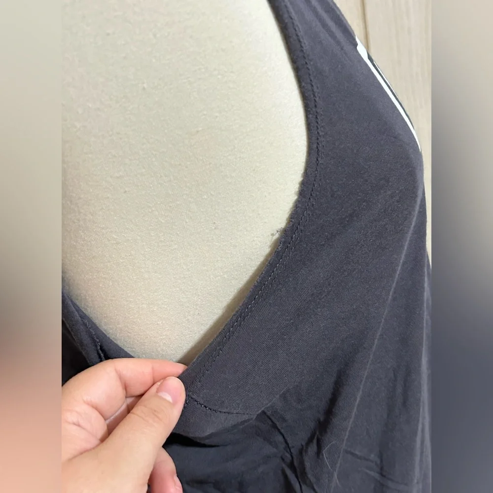 Zoe and Liv cutoff style tee - Picture 4 of 4